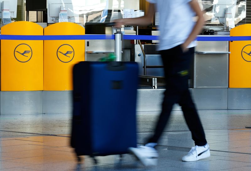 &copy; Reuters. Um passageiro passa por balcão de passagens da Lufthansa no aeroporto de Frankfurt, Alemanhan21/09/2020nREUTERS/Ralph Orlowski 