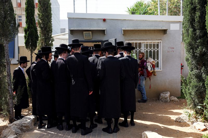 &copy; Reuters. Judeus ultraordoxos fazem fila em em centro de recrutamento militar  em Kiryat Ono, Israel, para processar sua isenção ao alistamento militar obrigatórion28/03/2024 REUTERS/Hannah McKay