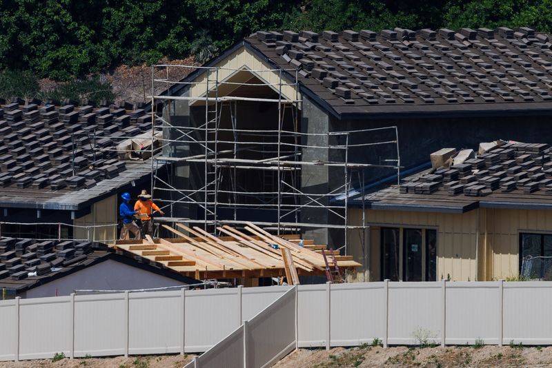 &copy; Reuters. Construction workers work at a Lennar residential housing development called Junipers in San Diego, California, U.S., June 18, 2024.   REUTERS/Mike Blake