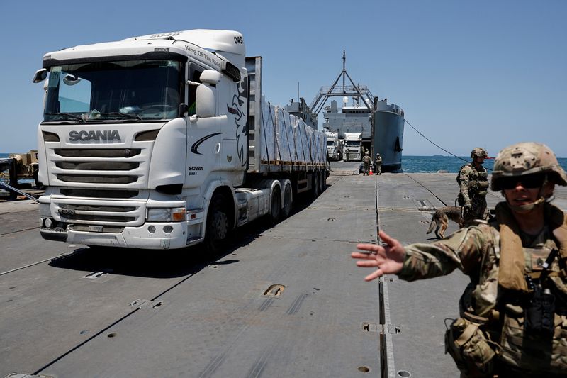 © Reuters. A truck carries humanitarian aid across Trident Pier, a temporary pier to deliver aid, off the Gaza Strip, amid the ongoing conflict between Israel and Hamas, near the Gaza coast, June 25, 2024. REUTERS/Amir Cohen