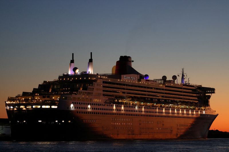 © Reuters. FILE PHOTO: The Queen Mary 2 cruise ship by Cunard Line, owned by Carnival Corporation & plc. is seen docked at Brooklyn Cruise Terminal in Brooklyn, New York City, U.S., December 20, 2021. REUTERS/Andrew Kelly/File Photo