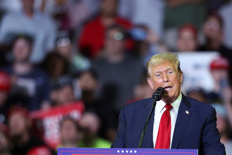 © Reuters. Ex-presidente e candidato republicano à Presidência dos EUA, Donald Trump, discursa durante evento de campanha na Filadélfia
22/06/2024 REUTERS/Tom Brenner