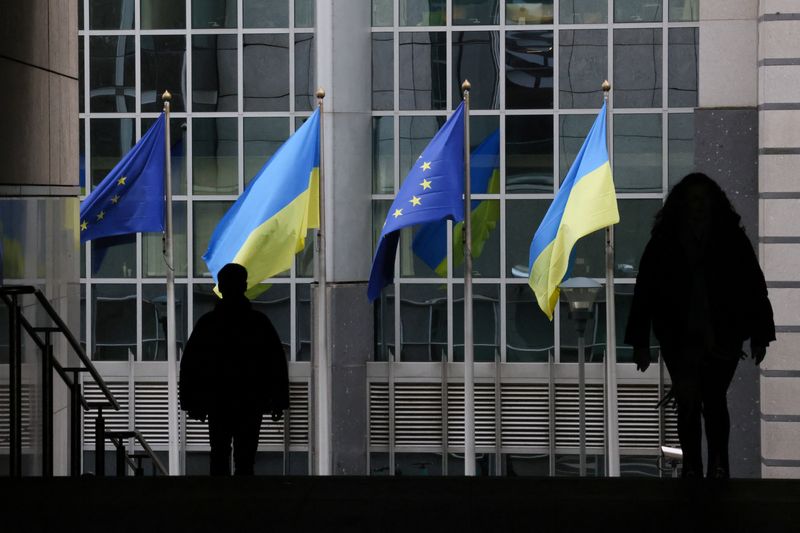© Reuters. Bandiere dell'Ucraina sventolano davanti alla sede del Parlamento UE nel primo anniversario dell'invasione russa, a Bruxelles, in Belgio, il 24 febbraio 2023. REUTERS/Yves Herman