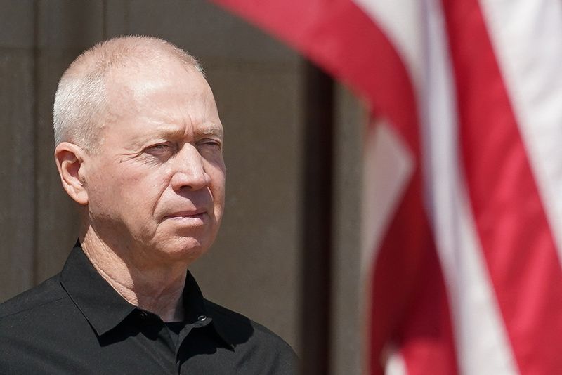 © Reuters. Israeli Defense Minister Yoav Gallant is received by U.S. Secretary of Defense Lloyd Austin (not pictured) at the Pentagon in Washington, U.S., June 25, 2024. REUTERS/Kevin Lamarque