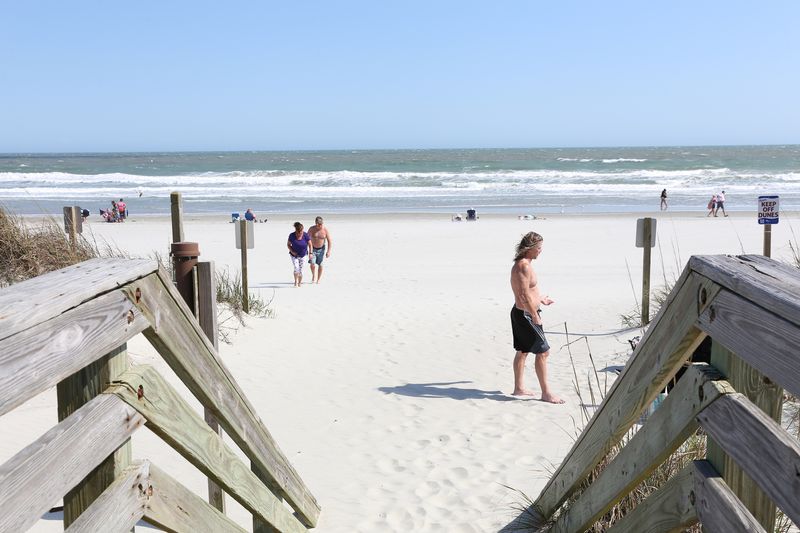 © Reuters. FILE PHOTO: People walk around as beaches reopen after closures aimed at preventing the spread of coronavirus disease (COVID-19) in North Myrtle Beach, South Carolina, U.S., April 21, 2020. REUTERS/Rachel Jessen/File Photo