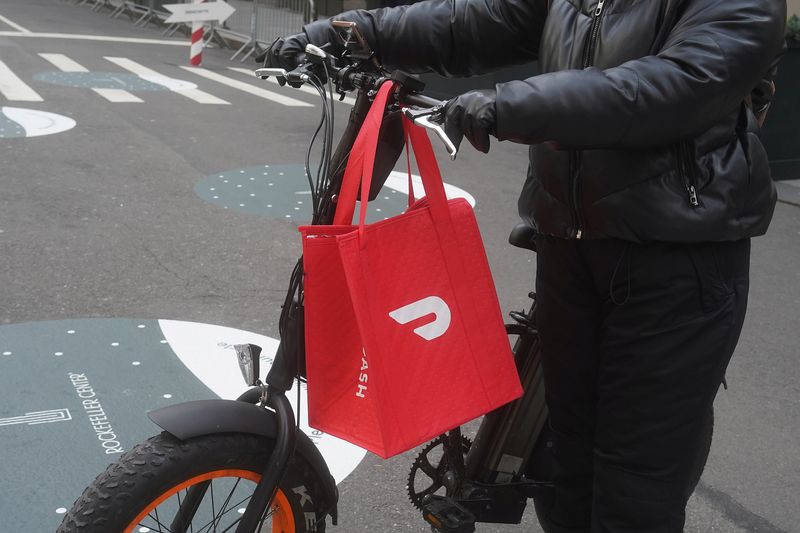 © Reuters. A DoorDash delivery person is pictured on the day they hold their IPO in the Manhattan borough of New York City, New York, U.S., December 9, 2020. REUTERS/Carlo Allegri/File Photo
