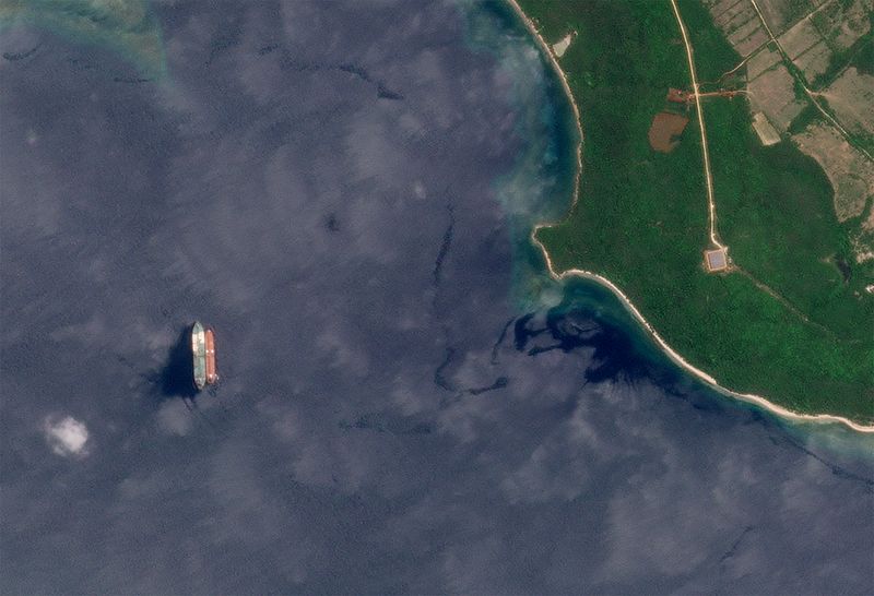 &copy; Reuters. Imagem de satélite mostra navio-tanque com bandeira do Panamá "Neptune 6" e navio-tanque de bandeira cubana "Esperanza" em posição de transferência navio a navio em Cuban18/06/2024nPlanet Labs PBC/Divulgação via REUTERS