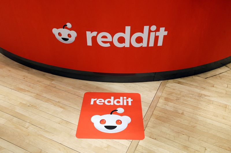 © Reuters. FILE PHOTO: Reddit's logo is displayed, at the New York Stock Exchange (NYSE) in New York City, U.S., March 21, 2024. REUTERS/Brendan McDermid/File Photo