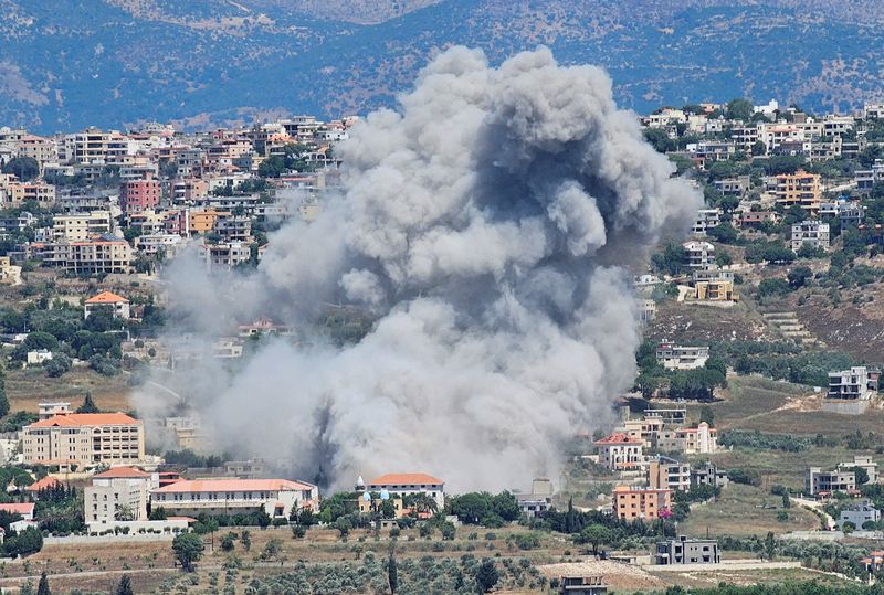 &copy; Reuters. Fumaça é vista no vilarejo de Khiam, no sul do Líbano, em meio às contínuas hostilidades transfronteiriças entre o Hezbollah e as forças israelensesn25/06/2024nREUTERS/Stringer