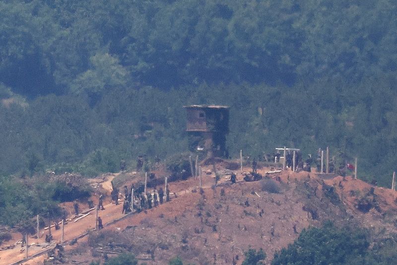 &copy; Reuters. Norte-coreanos trabalham em cerca militar perto de posto de guarda na fronteira inter-coreana em foto tirada do deck de observação perto da zona desmilitarizada entre as duas Coreias em Paju, Coreia do Suln04/06/2024nREUTERS/Kim Hong-Ji