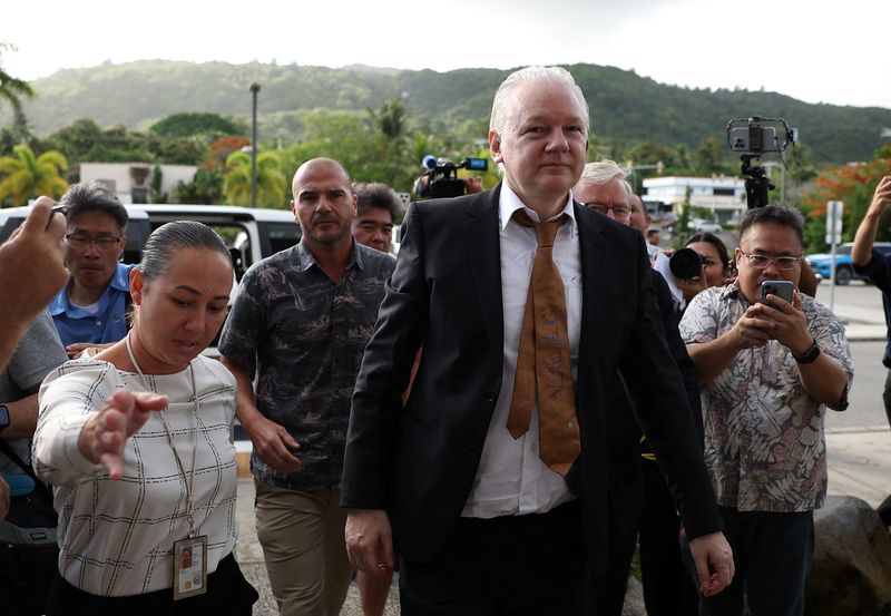 © Reuters. WikiLeaks founder Julian Assange arrives at a United States District Court in Saipan, Northern Mariana Islands, U.S., June 26, 2024. REUTERS/Kim Hong-Ji