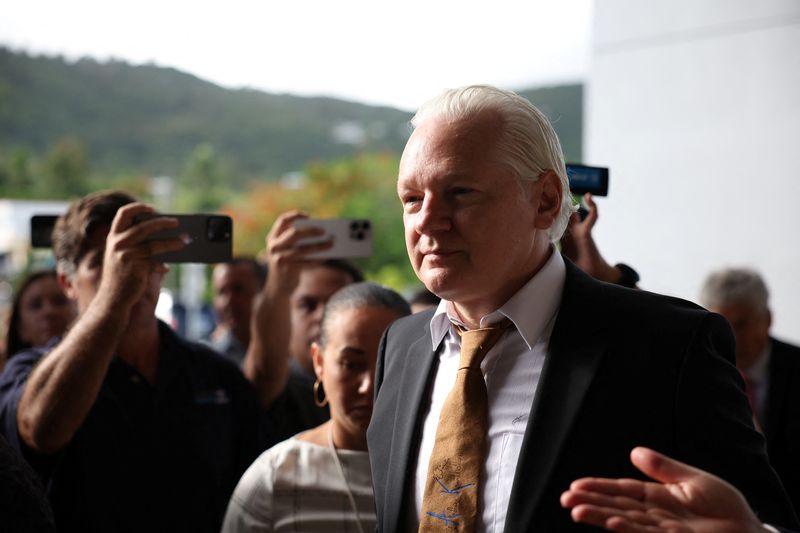 © Reuters. WikiLeaks founder Julian Assange arrives at a United States District Court in Saipan, Northern Mariana Islands, U.S., June 26, 2024. REUTERS/Kim Hong-Ji