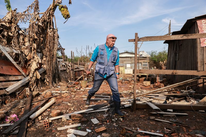 &copy; Reuters. Andrew Harper, conselheiro climático da Agência da ONU para Refugiados, visita bairro parcialmente destruído pelas enchentes que atingiram Porto Alegren23/06/2024nREUTERS/Diego Vara