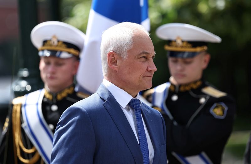 &copy; Reuters. O ministro da Defesa russo, Andrei Belousov, participa de cerimônia de entrega que marca o aniversário da invasão nazista alemã na União Soviética na Segunda Guerra Mundial, perto do muro do Kremlin, em Moscou, Rússian22/06/2024nSputnik/Alexander K