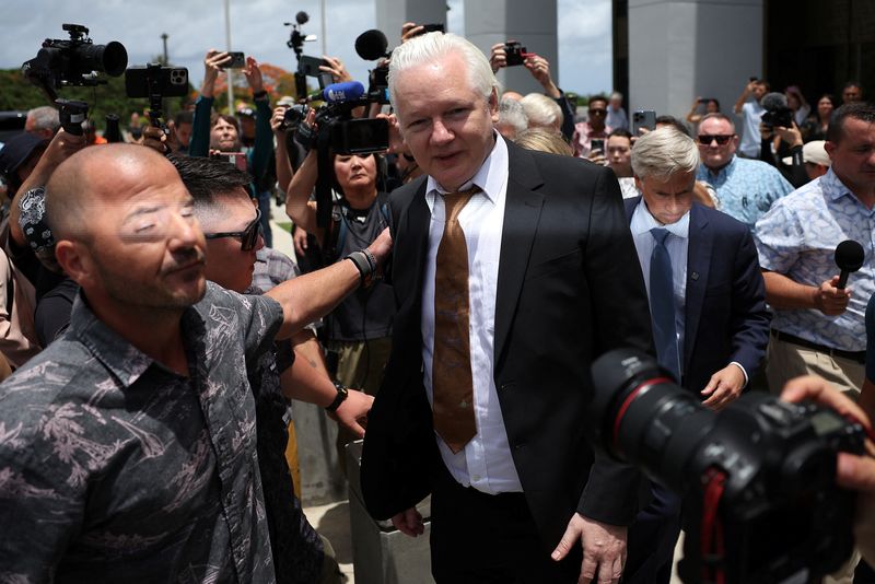 ©Reuters.  On June 26, 2024, in Saipan, Northern Mariana Islands, WikiLeaks founder Julian Assange walked out of the U.S. District Court after the hearing.