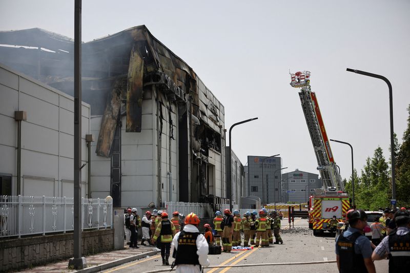 © Reuters. FILE PHOTO: Emergency personnel work at the site of a deadly fire at a lithium battery factory owned by South Korean battery maker Aricell, in Hwaseong, South Korea, June 24, 2024. REUTERS/Kim Hong-ji/File Photo