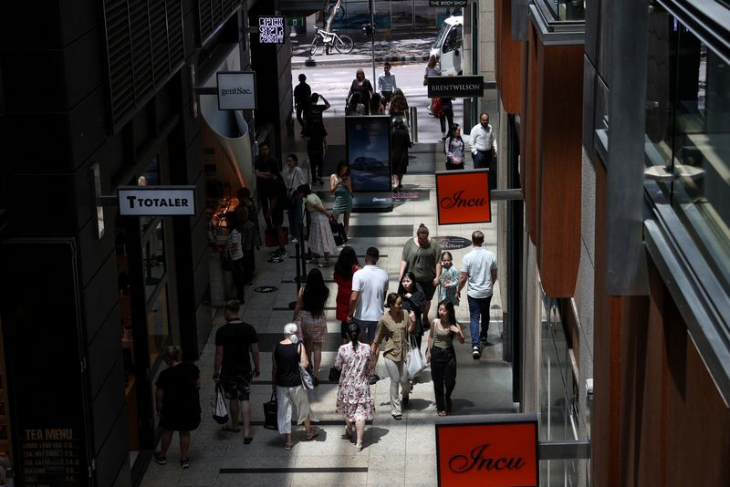 © Reuters. FILE PHOTO: Shoppers are seen in a mall in the city centre of Sydney, Australia, December 17, 2020.  REUTERS/Loren Elliott/File Photo
