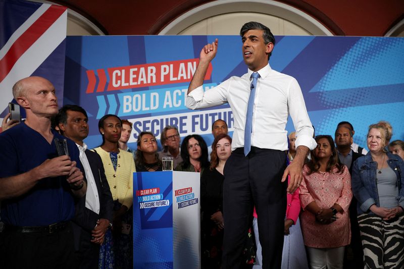 © Reuters. FILE PHOTO: British Prime Minister Rishi Sunak speaks during a Conservative general election campaign event, in London, Britain June 24, 2024. REUTERS/Phil Noble/File Photo