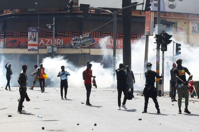 © Reuters. Demonstrators gesture as police use tear gas to disperse protesters during a demonstration against Kenya's proposed finance bill 2024/2025 in Nairobi, Kenya, June 25, 2024. REUTERS/Monicah Mwangi