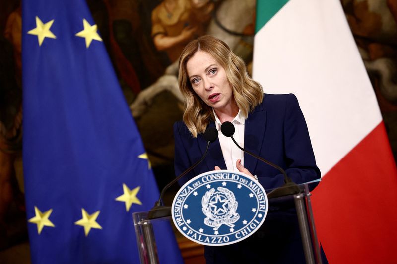 &copy; Reuters. La presidente del Consiglio italiana Giorgia Meloni rilascia una dichiarazione dopo l'incontro con il primo ministro ungherese Viktor Orban a Palazzo Chigi, a Roma, 24 giugno 2024. REUTERS/Guglielmo Mangiapane/File Photo