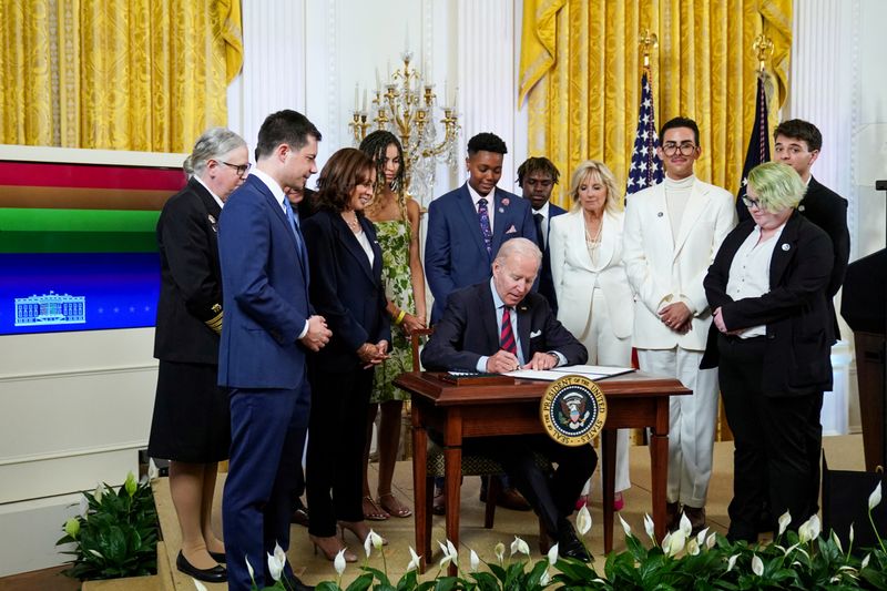 © Reuters. FILE PHOTO: U.S. President Joe Biden signs an executive order that aims to advance equality for LGBTQI+ individuals during a Pride Month event in the East Room of the White House in Washington, U.S., June 15, 2022. REUTERS/Sarah Silbiger/File Photo