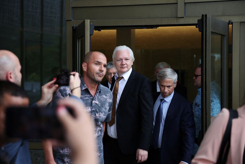 © Reuters. FILE PHOTO: WikiLeaks founder Julian Assange leaves the United States District Court following a hearing, in Saipan, Northern Mariana Islands, U.S., June 26, 2024. REUTERS/Kim Hong-Ji/File Photo