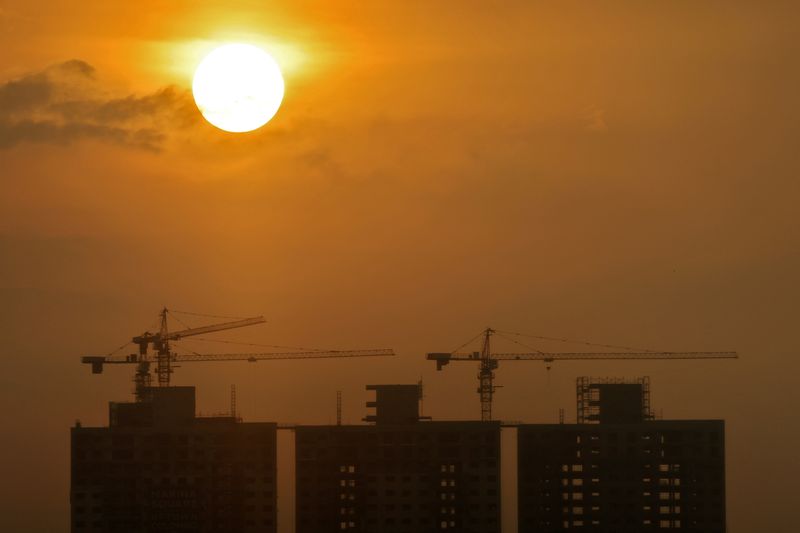© Reuters. FILE PHOTO: Construction sites of commercial buildings are seen as the sun sets in Colombo, Sri Lanka April 24, 2024. REUTERS/Dinuka Liyanawatte/File Photo