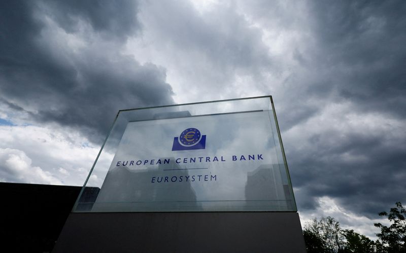 © Reuters. FILE PHOTO: Dark clouds are seen over the building of the European Central Bank (ECB) before the ECB's monetary policy meeting in Frankfurt, Germany, June 6, 2024. REUTERS/Wolfgang Rattay/File Photo