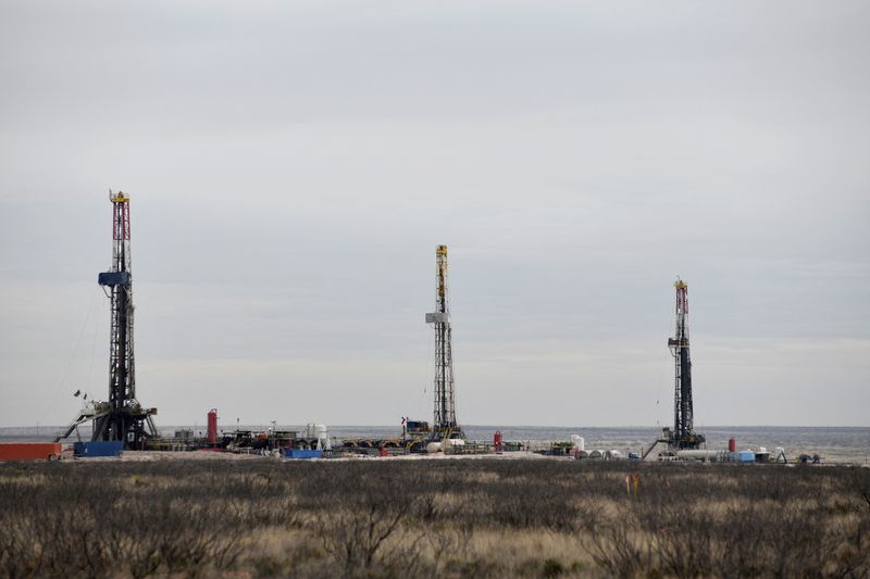 © Reuters. FILE PHOTO: Drilling rigs operate in the Permian Basin oil and natural gas production area in Lea County, New Mexico, U.S., February 10, 2019. Picture taken February 10, 2019. REUTERS/Nick Oxford/File Photo