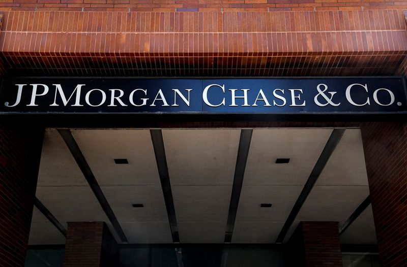 © Reuters. FILE PHOTO: A sign outside JP Morgan Chase & Co. offices is seen in New York City, U.S., March 29, 2021.  REUTERS/Brendan McDermid/File Photo