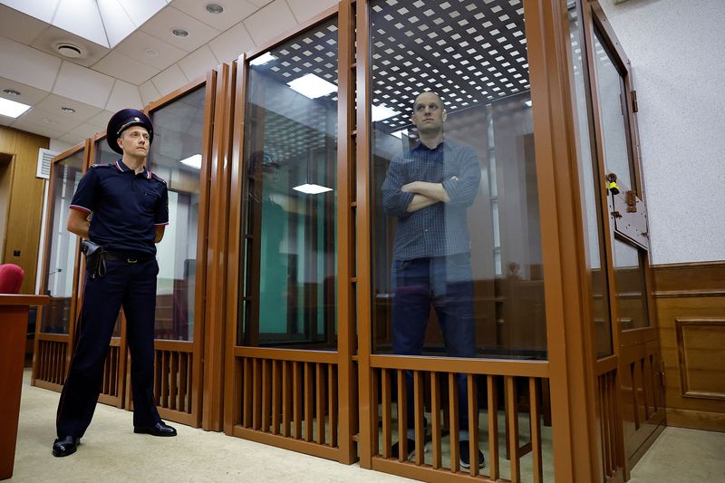 © Reuters. Wall Street Journal reporter Evan Gershkovich, who stands trial on spying charges, is seen inside an enclosure for defendants before a court hearing in Yekaterinburg, Russia June 26, 2024. REUTERS/Evgenia Novozhenina