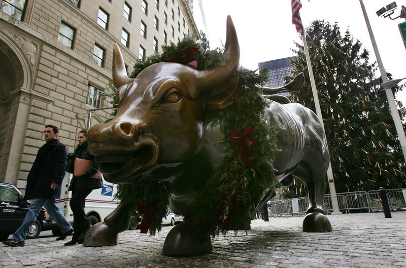 &copy; Reuters. La statua del Toro sulla la  Lower Broadway vicino a Wall Street a New York City, il 21 dicembre 2004.