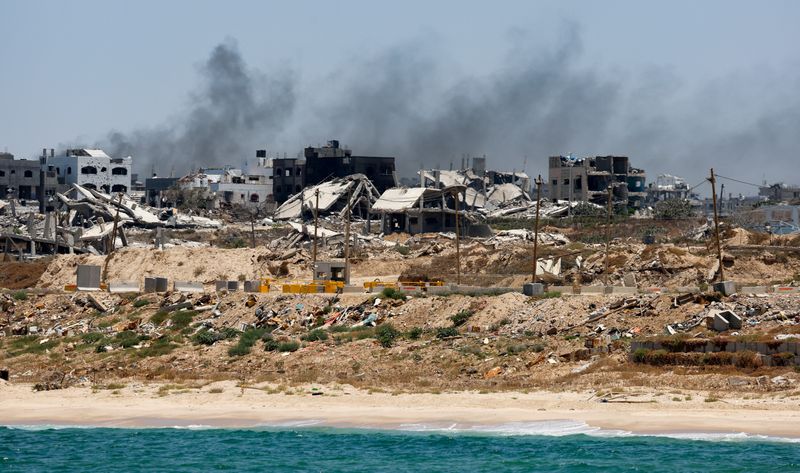 &copy; Reuters. Edifici distrutti sono raffigurati a Gaza , nel mezzo del conflitto in corso tra Israele e Hamas, vicino alla costa di Gaza , il 25 giugno 2024. REUTERS/Amir Cohen/File Photo