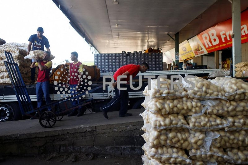 &copy; Reuters. Trabalhadores descarregam sacos de batata em Ceasa de Brasílian09/05/2023. REUTERS/Adriano Machado