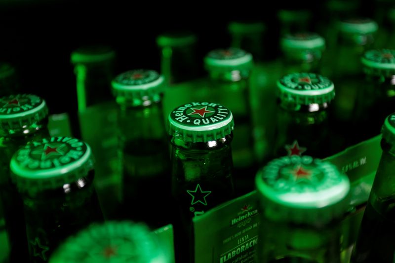 &copy; Reuters. Garrafas da HeinekennREUTERS/Daniel Becerril