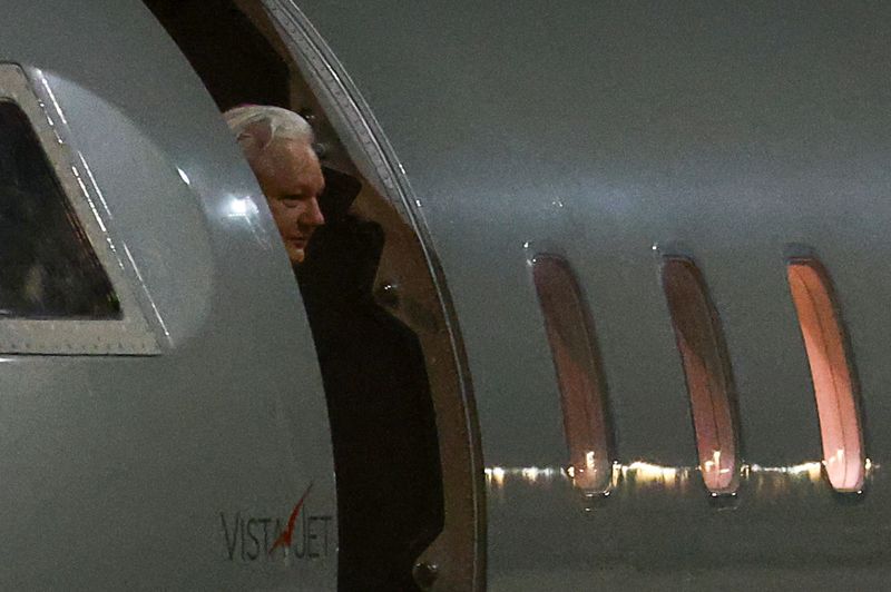 © Reuters. WikiLeaks founder Julian Assange exits a private jet as he arrives in Canberra, Australia, June 26, 2024. REUTERS/Edgar Su