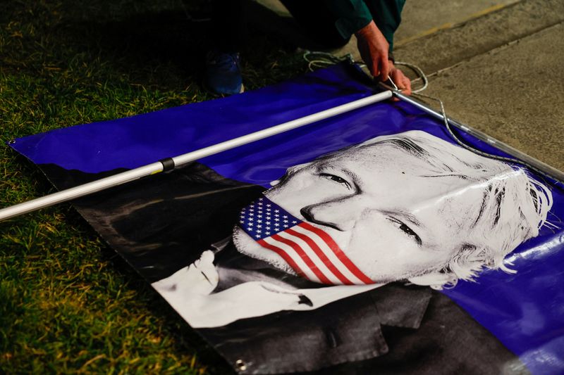 © Reuters. A banner with an image depicting WikiLeaks founder Julian Assange is placed on the ground, outside a hotel where Assange is expected to arrive, in Canberra, Australia, June 26, 2024. REUTERS/Tyrone Siu