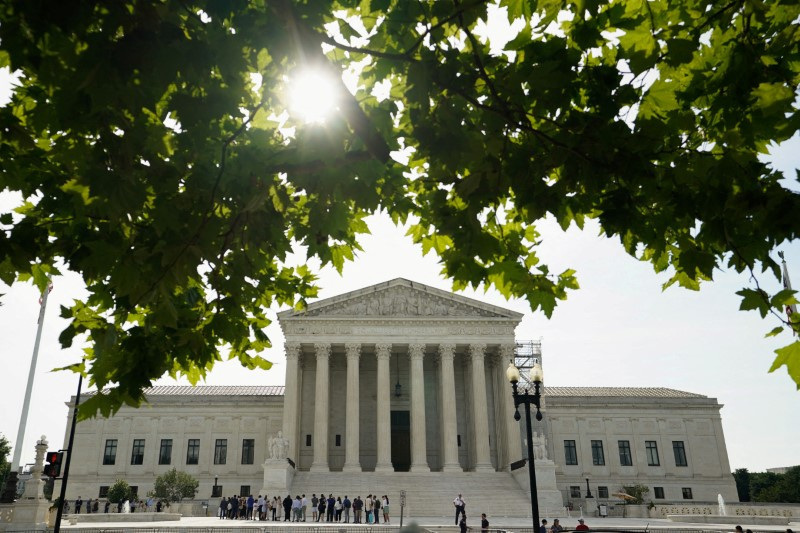 © Reuters. People line up to get into the U.S. Supreme Court in Washington, U.S., June 26, 2024. REUTERS/Kevin Lamarque