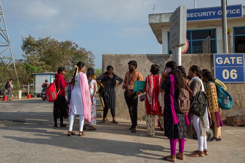 &copy; Reuters. FILE PHOTO: Job aspirants talk with a hiring agent outside the Foxconn factory, where workers assemble iPhones for Apple, in Sriperumbudur, near Chennai, India, April 1, 2024.REUTERS/Palani Kumar/File Photo