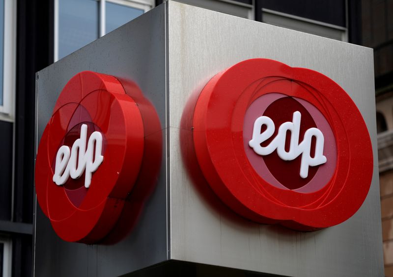 &copy; Reuters. Logo da EDP em escritório da companhian14/05/2018nREUTERS/Eloy Alonso