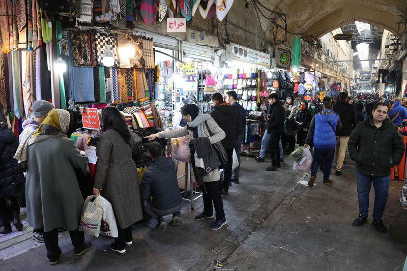 &copy; Reuters. Iranianos no Tehran Bazaarn 25/12/2022   Majid Asgaripour/WANA (West Asia News Agency) via REUTERS