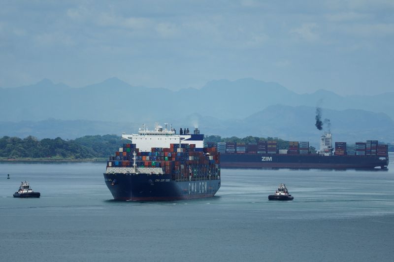 © Reuters. FILE PHOTO: Cargo vessels transit through the Panama Canal heading the Atlantic Ocean near the Agua Clara locks, in Colon, on the outskirts of Panama City, Panama May 3, 2024. REUTERS/Daniel Becerril/File photo