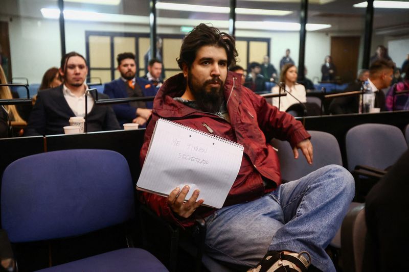 © Reuters. Fernando Sabag Montiel shows a message that reads 