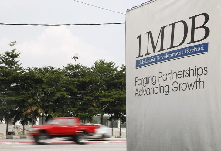 © Reuters. FILE PHOTO: Traffic passes a 1Malaysia Development Berhad (1MDB) billboard at the Tun Razak Exchange development in Kuala Lumpur, Malaysia, July 6, 2015. Malaysia's ringgit hit a 16-year low on Monday as political tensions mounted over a report that linked Prime Minister Najib Razak to probes into alleged corruption involving state fund 1MDB. Najib has denied taking any money from the debt-laden state fund or any other entity for personal gain. REUTERS/Olivia Harris/File Photo 