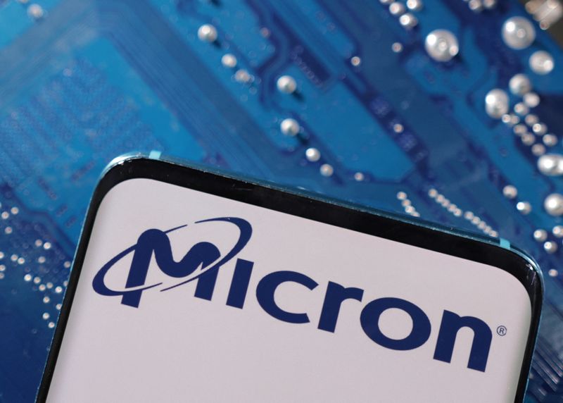 © Reuters. FILE PHOTO: A smartphone with a displayed Micron logo is placed on a computer motherboard in this illustration taken March 6, 2023. REUTERS/Dado Ruvic/Illustration/File Photo