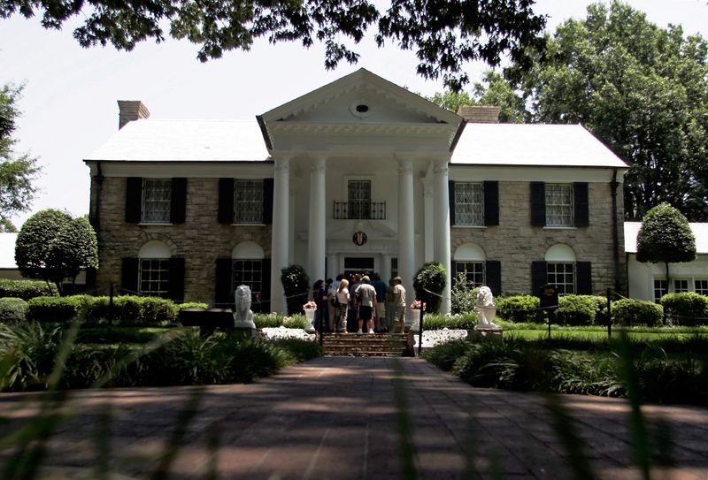 © Reuters. FILE PHOTO: Tourists enter Graceland mansion of the late Elvis Presley in Memphis, Tennessee, June 29, 2006, where U.S. President George W. Bush and Japanese Prime Minister Junichiro Koizumi are scheduled to visit on Friday.             REUTERS/Jeff Mitchell/File Photo