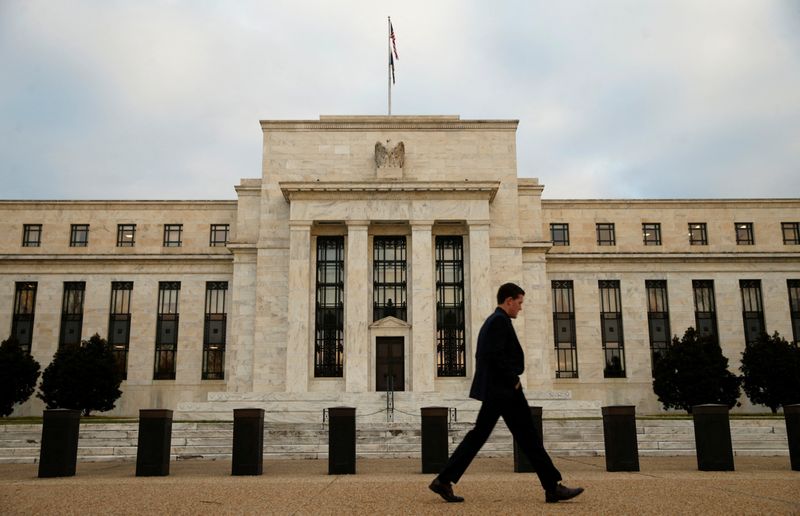 © Reuters. FILE PHOTO: A man walks past the Federal Reserve in Washington, December 16, 2015.  REUTERS/Kevin Lamarque/File Photo