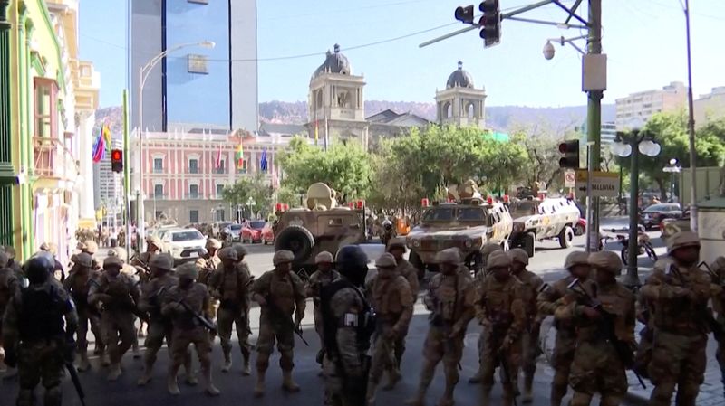 &copy; Reuters. Militares mobilizados em La Paz, conforme presidente da Bolívia denuncia tentativa de golpe, em imgaem obtida de videon26/06/2024nREUTERS TV via REUTERS