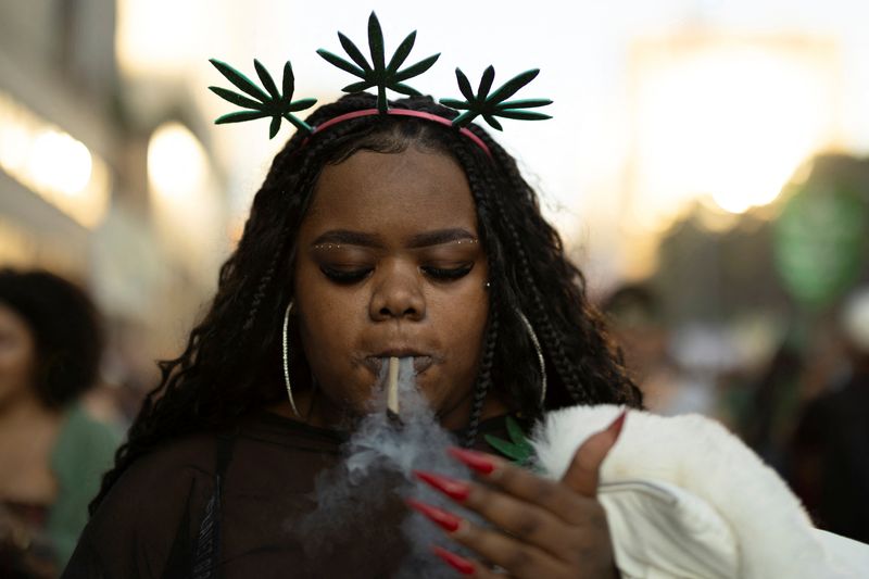 © Reuters. Mulher participa de marcha pela legalização da maconha, em São Paulo
16/06/2024
REUTERS/Jorge Silva