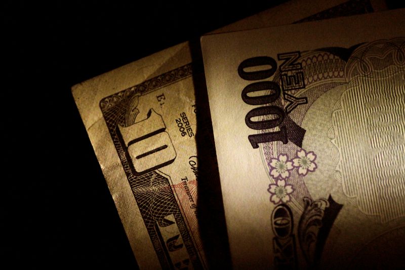 &copy; Reuters. FILE PHOTO: Japan Yen and U.S. Dollar notes are seen in this June 22, 2017 illustration photo.   REUTERS/Thomas White/Illustration/File Photo